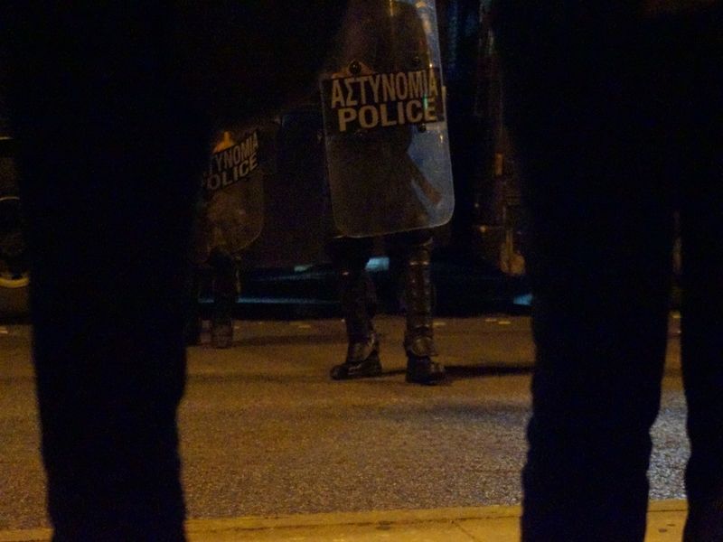 Φωτογραφία: Αστυνομικός με ασπίδα που γράφει Police